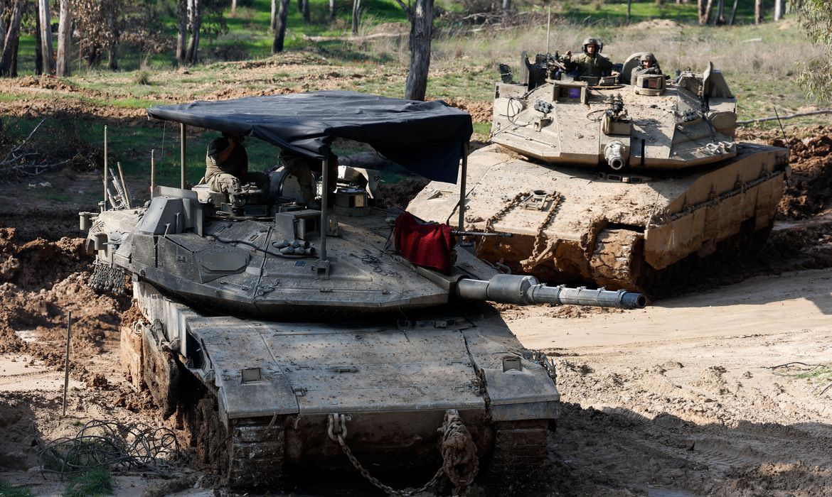 Tanques israelenses perto da fronteira de Gaza
7/2/2024    REUTERS/Amir Cohen