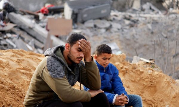 Palestinians react as they sit at the site of an Israeli strike on a house, amid the ongoing conflict between Israel and the Palestinian Islamist group Hamas, in Rafah in the southern Gaza Strip February 23, 2024. REUTERS/Ibraheem Abu Mustafa TPX IMAGES OF THE DAY