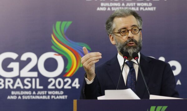 Rio de Janeiro (RJ) 20/02/2024 – O embaixador Mauricio Carvalho Lyrio, secretário de Assuntos Econômicos e Financeiros do Ministério das Relações Exteriores e Sherpa do G20 Brasil, fala à imprensa sobre a Reunião de Chanceleres do G20, na Marina da Glória. Foto: Fernando Frazão/Agência Brasil