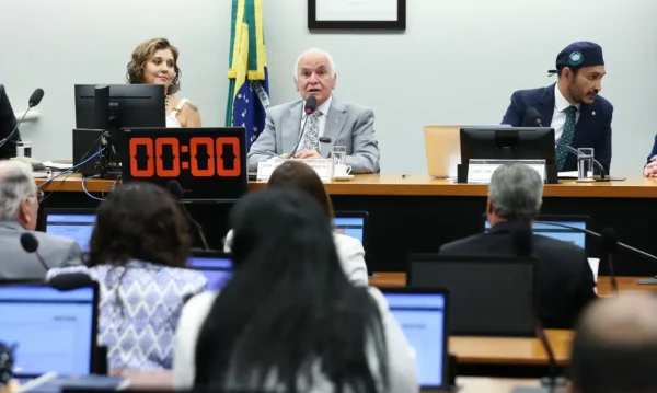 Brasília (DF) 27/02/2024 Comissão Especial da Câmara aprovou por unanimidade a proposta de emenda à Constituição (PEC 005/2023) sobre imunidade tributária a organizações religiosas. O relator da PEC é o deputado Dr. Fernando Máximo (União-Ro). Foto Lula Marques/ Agência Brasil