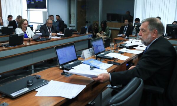 Brasília (DF) 27/02/2024 Comissão de Educação do Senado votou o projeto de lei (PL 2.796/2021) que cria o marco legal para a indústria de jogos eletrônicos e para os jogos de fantasia. ( Senador, Flávio Arns, presidente da comissão). Foto Lula Marques/ Agência Brasil