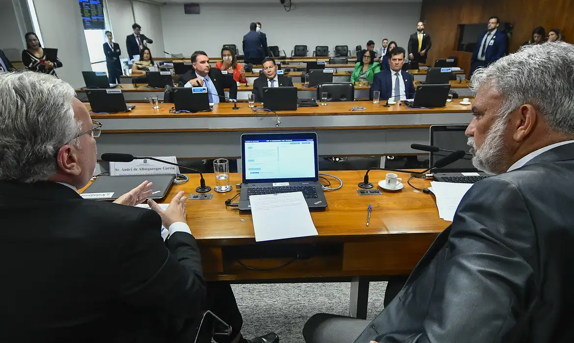 Comissão de Segurança Pública (CSP) promove audiência reservada para debater a realidade atual do sistema penitenciário federal brasileiro, com vistas a esclarecer a respeito de dados, políticas aplicadas, inteligência e fragilidades que envolvam tal situação, em especial quanto à recente fuga do presídio de segurança máxima em Mossoró (RN), ocorrida no dia 14 de fevereiro deste ano.Obs: A reunião será secreta, por deliberação da Comissão, nos termos do art. 110 do Regimento Interno do Senado Federal.Mesa:
presidente da CSP, senador Sérgio Petecão (PSD-AC);
secretário Nacional de Políticas Penais do Ministério da Justiça e Segurança Pública (MJSP), André de Albuquerque Garcia.Foto: Geraldo Magela/Agência Senado
