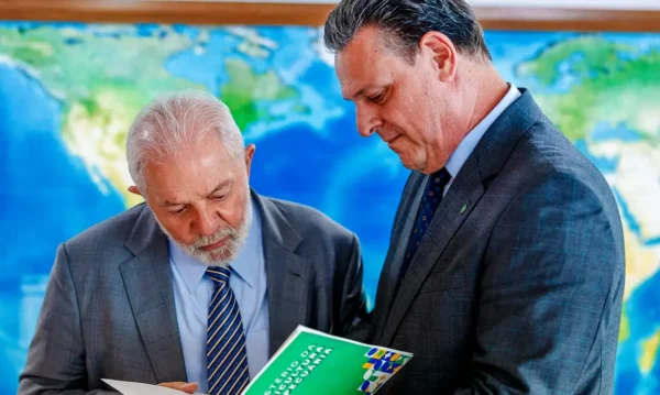 Brasília (DF), 27.02.2024 - Presidente da República, Luiz Inácio Lula da Silva, durante reunião com Ministro da Agricultura e Pecuária, Carlos Fávaro. Palácio do Planalto. Foto: Ricardo Stuckert/PR