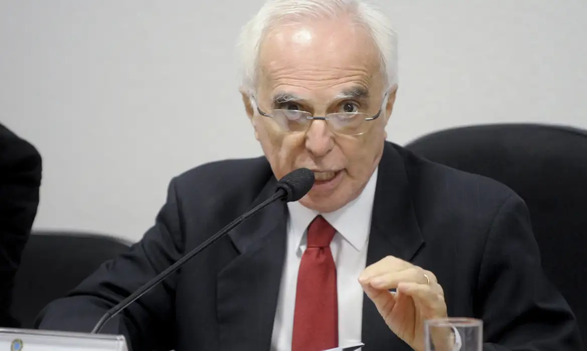 CDH - pauta: a Comissão de Direitos Humanos e Legislação Participativa (CDH) promove seminário alusivo aos 50 anos da encíclica papal Pacem in Terris (Paz na Terra), para debater o contexto mundial e nacional da época da divulgação da encíclica, bem como sua atualidade no mundo e no Brasil. Na mesa: Embaixador, Samuel Pinheiro Guimarães Neto. Foto: Marcos Oliveira/ Agência Senado
