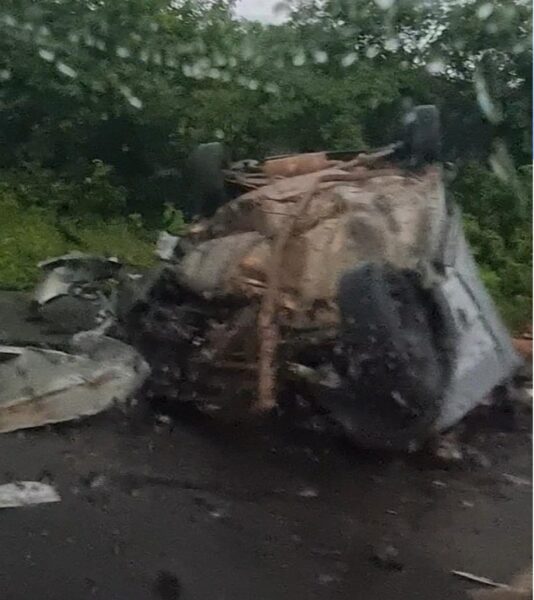 Carro ficou destruído após acidente na BR-226 — Foto: Redes sociais