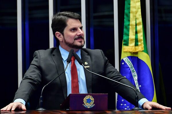 Em discurso, à tribuna, senador Marcos do Val (Podemos-ES).