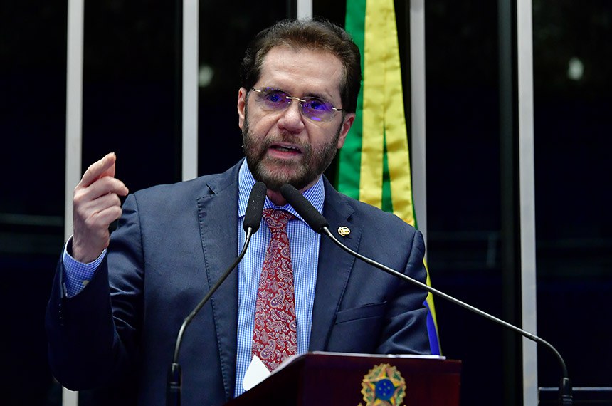Em discurso, à tribuna, senador Plínio Valério (PSDB-AM).
