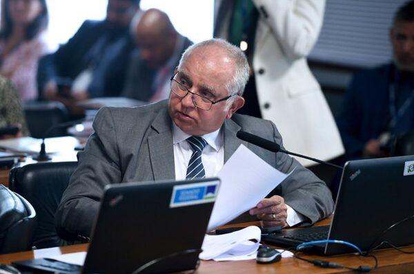 Bancada:
relator do PLS 758/2015, senador Izalci Lucas (PSDB-DF) - em pronunciamento.