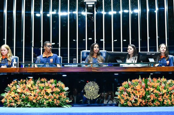 Mesa:
segunda-secretária da Mesa do Senado Jovem, Roxanne Cristina Alves (PR);
vice-presidente do Senado Jovem, Carlos André Terto da Silva (ES);
presidente do Senado Jovem, Vitória Andrade Couto (BA);
secretária-geral adjunta da Mesa do Senado Federal, Sabrina Silva Nascimento;
primeira-secretária da Mesa do Senado Jovem, Karoliny Discher Martini (RO).