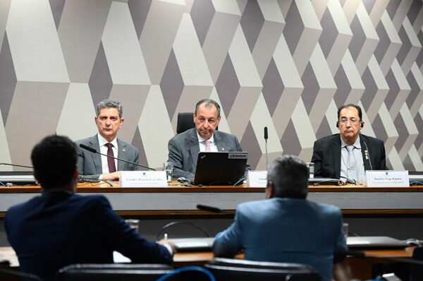 Mesa:
relator da CPIBRASKEM, senador Rogério Carvalho (PT-SE);
presidente da CPIBRASKEM, senador Omar Aziz (PSD-AM), conduz reunião;
vice-presidente da CPIBRASKEM, senador Jorge Kajuru (PSB-GO).