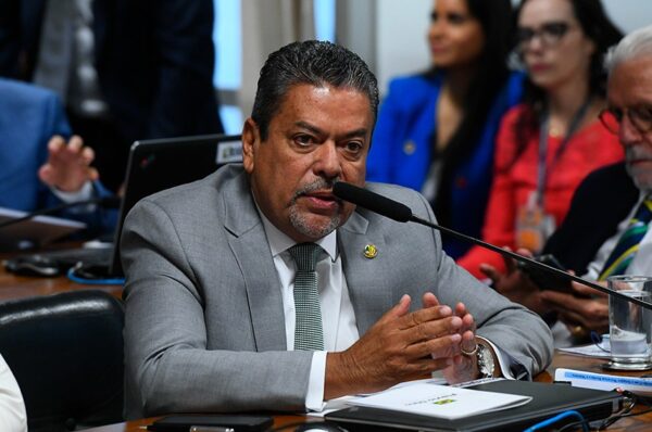 Em pronunciamento, à bancada, senador Dr. Hiran (PP-RR).