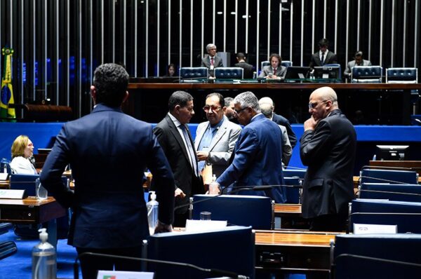 A mesa, vice-presidente do Senado Federal, senador Veneziano Vital do Rêgo (MDB-PB), conduz sessão.