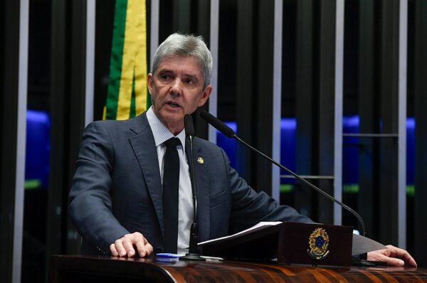 Em discurso, à tribuna, senador Jaime Bagattoli (PL-RO).