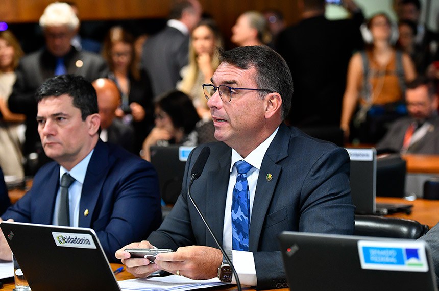 Em pronunciamento, à bancada, relator do PL 2.253/2022, senador Flávio Bolsonaro (PL-RJ).