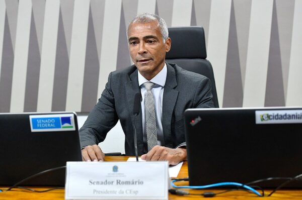 Mesa:
presidente da CEsp, senador Romário (PL-RJ).
