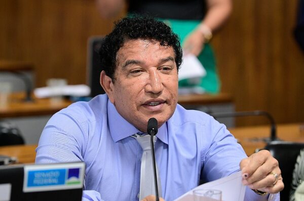 Em pronunciamento, à bancada, senador Magno Malta (PL-ES).