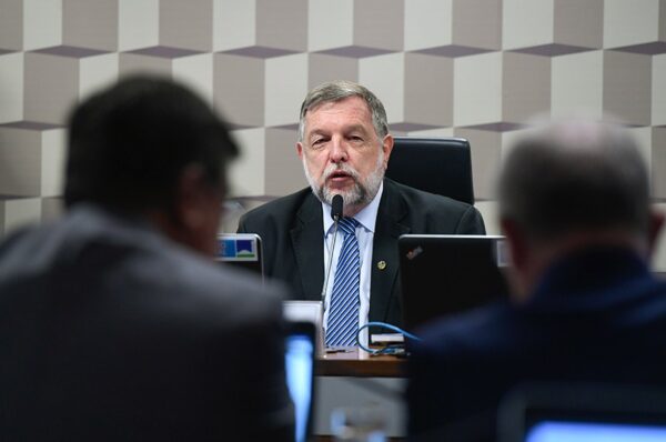 À mesa, presidente da CE, senador Flávio Arns (PSB-PR), conduz reunião.