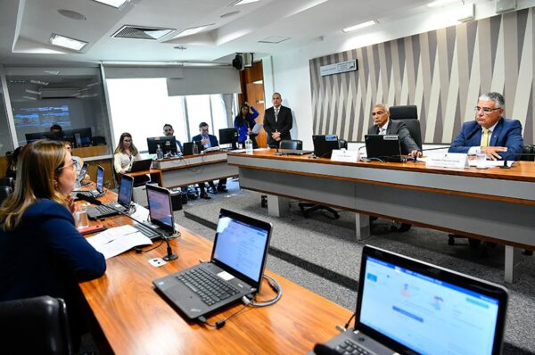 Mesa:
presidente da CEsp, senador Romário (PL-RJ);
senador Eduardo Girão (Novo-CE).