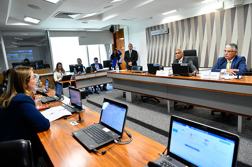 Mesa:
presidente da CEsp, senador Romário (PL-RJ);
senador Eduardo Girão (Novo-CE).