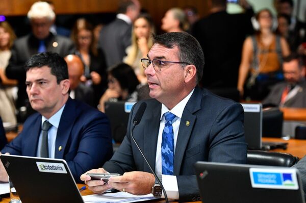 Em pronunciamento, à bancada, relator do PL 2.253/2022, senador Flávio Bolsonaro (PL-RJ).