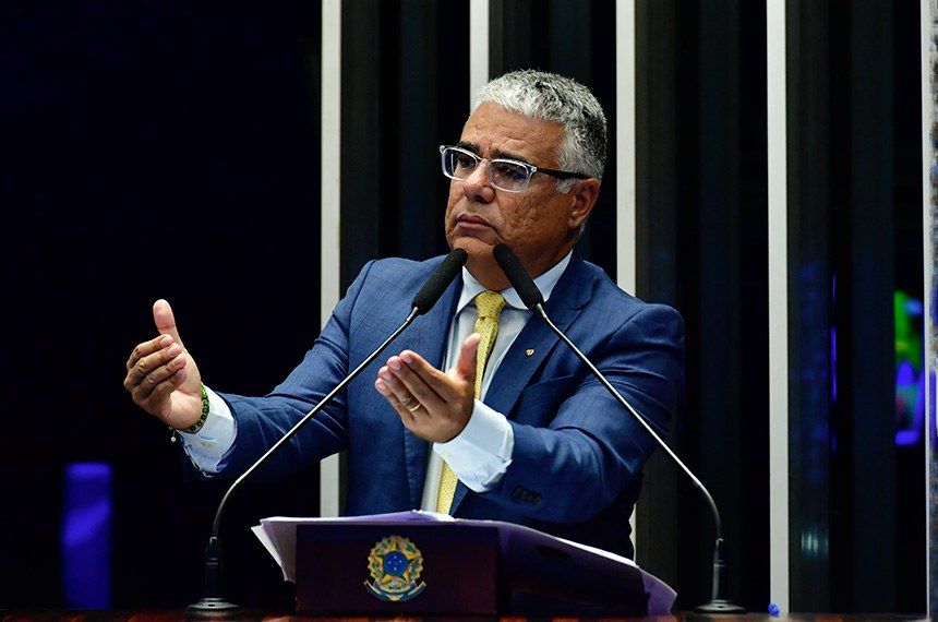Em discurso, à tribuna, senador Eduardo Girão (Novo-CE).