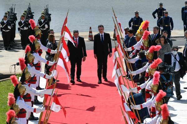 Participam:
presidente da Câmara dos Deputados, deputado Arthur Lira (PP-AL);
presidente do Senado Federal, senador Rodrigo Pacheco (PSD-MG);
diretor-geral da Câmara dos Deputados, Celso de Barros Correia Neto;
diretora-geral do Senado Federal, Ilana Trombka;
secretário-geral da Mesa do Senado Federal, Gustavo A. Sabóia Vieira;
secretário-geral da Mesa da Câmara dos Deputados, Ruthier de Sousa Silva;
chefe do Cerimonial do Senado, Ana Tereza Lyra Campos Meirelles.