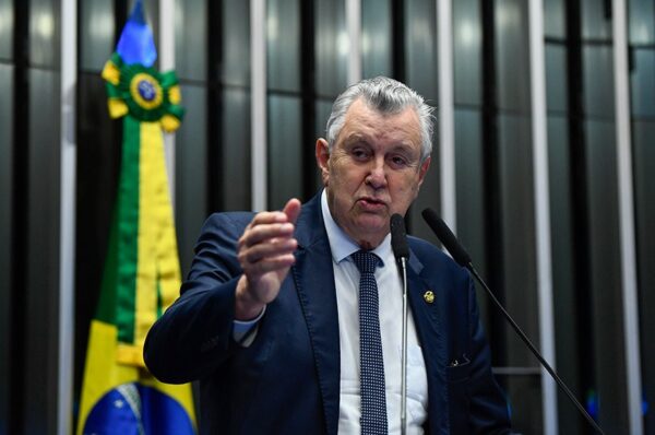Em discurso, à tribuna, senador Luis Carlos Heinze (PP-RS).