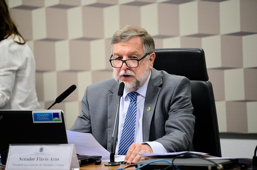À mesa, presidente da CE, senador Flávio Arns (PSB-PR), conduz reunião.