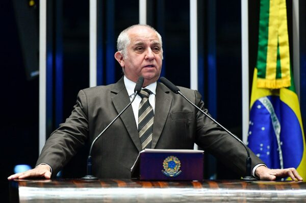 À tribuna, em discurso, senador Izalci Lucas (PSDB-DF).