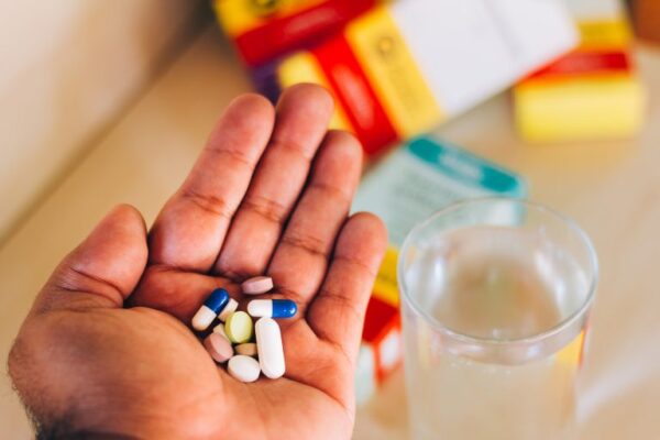 Saúde - remédios - remédio - medicamentos - Medicamento - pessoa usa remédios - automedicação