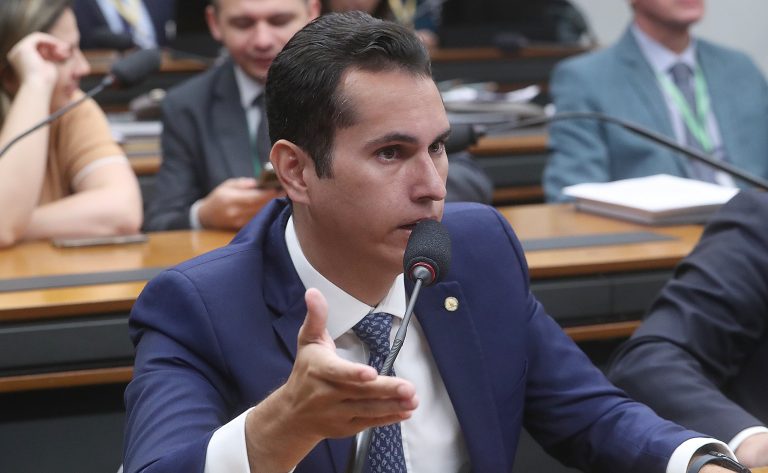Domingos Neto fala durante reunião de comissão