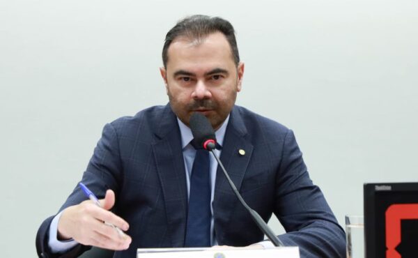 Idilvan Alencar fala durante reunião de comissão