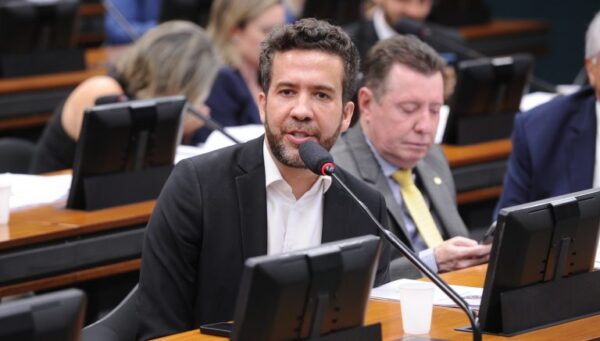 André Janones fala durante reunião de comissão