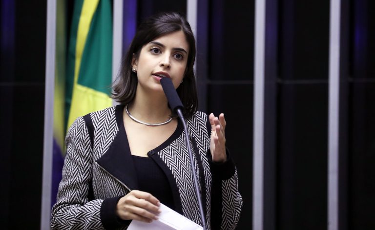 Tabata Amaral discursa na tribuna do Plenário