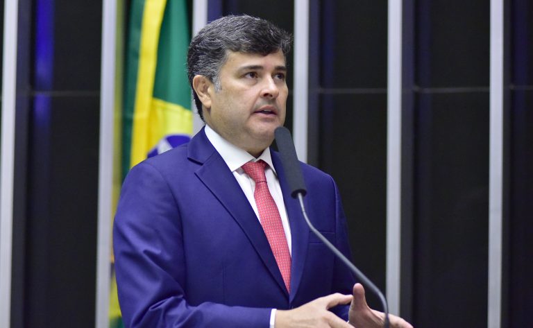 Eduardo da Fonte discursa na tribuna do Plenário