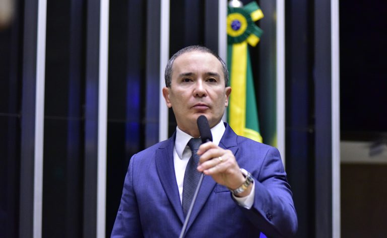 Duda Ramos discursa na tribuna do Plenário