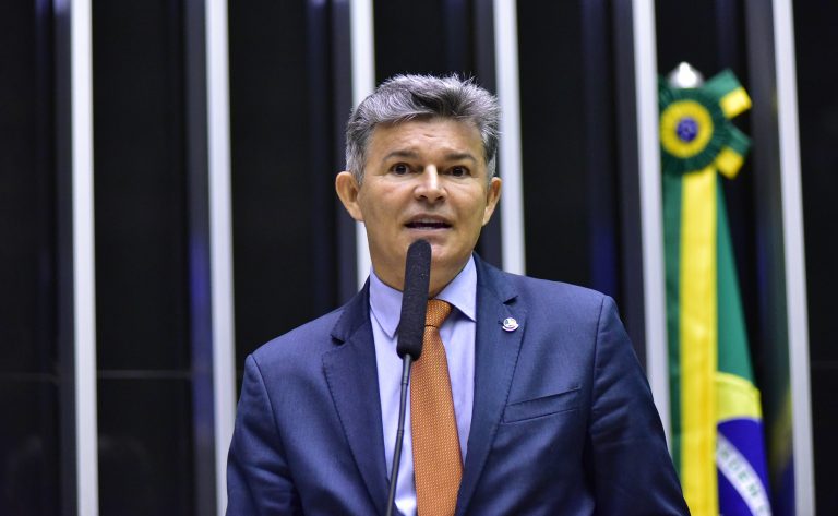 Deputado José Medeiros fala ao microfone
