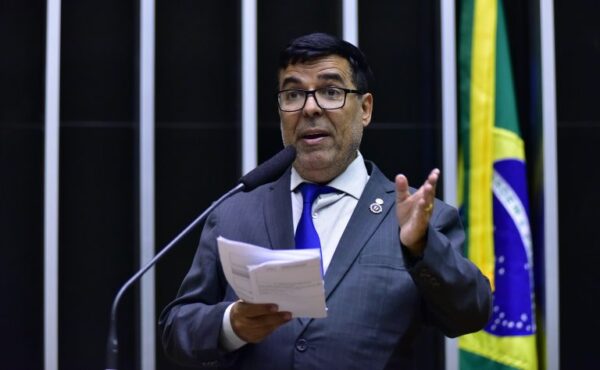 Paulo Fernando discursa na tribuna do Plenário
