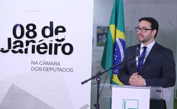 Abertura oficial. Diretor-geral da Câmara dos Deputados, Celso de Barros Correia Neto.