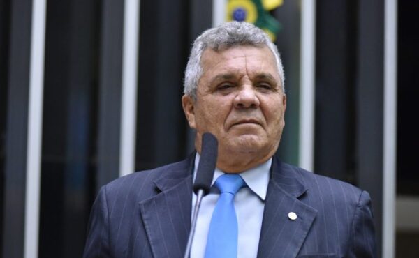 Alberto Fraga discursa na tribuna do Plenário