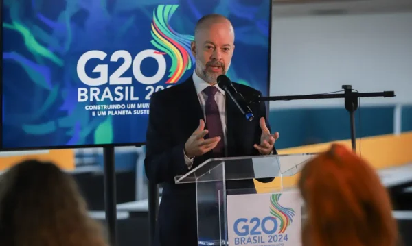 Brasília-DF, 02/02/2024, O coordenador brasileiro do Grupo de Trabalho (GT), Marden Barboza, durante coletiva para apresentar um balanço da reunião do grupo de Trabalho de Infraestrutura do G20 – que integra a Trilha de Sherpas – encerra reunião técnica de dois dias realizada por videoconferência, da sede do G20, em Brasília. Foto: Antonio Cruz/Agência Brasil