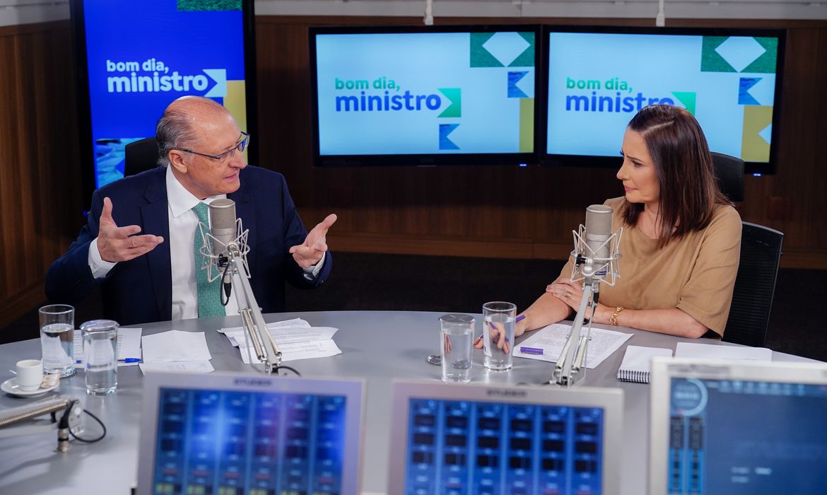 Brasília (DF), 07/02/2024, Geraldo Alckmin, vice-presidente do Brasil e ministro do MDIC, durante entrevista no programa, Bom Dia, Ministro, nos estúdio da EBC.  Foto: Rafa Neddermeyer/Agência Brasil