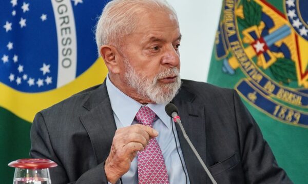Brasília (DF), 21/02/2024, O presidente Lula se reúne com o ministro do Esporte, André Fufuca, acompanhado de uma comitiva oficial da Fifa. Esta comitiva realiza visita de inspeção ao Brasil no contexto do processo de candidatura do país para sediar a Copa do Mundo Feminina da FIFA 2027. Foto: Rafa Neddermeyer/Agência Brasil