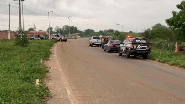 Movimentação de policiais na entrada de Baraúna, cidade na divisa com o Ceará — Foto: Gustavo Brendo/Inter TV Cabugi