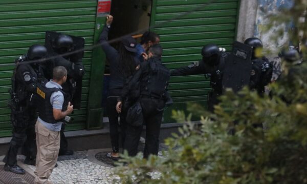 Um homem fez seis pessoas reféns, em um bar na Lapa, área central do Rio de Janeiro, na tarde desta sexta-feira (29). Segundo informações preliminares, ele entrou em um bar na esquina das ruas do Rezende e dos Inválidos, armado com uma faca.
