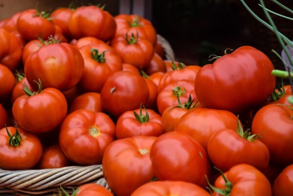 Tomate teve alta de 24,40% no preço — Foto: Josephine Baran / Unsplash