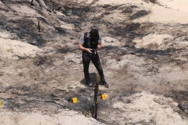 Itep e PF fazem perícia em área atingida por incêndio no Morro do Careca — Foto: Divulgação/Itep