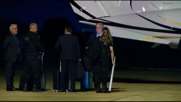 Secretário Nacional de Políticas Penais (Senappen), André Garcia, e comitiva desembarcam em Mossoró — Foto: Flávio Soares/Inter TV Costa Branca