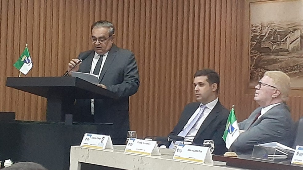 Álvaro Dias durante a leitura da mensagem anual à Câmara Municipal de Natal — Foto: Sérgio Henrique Santos/Inter TV Cabugi