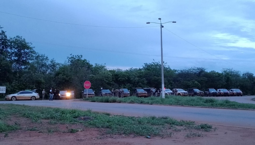 Operação policial na estrada nas buscas pelos fugitivos da Penitenciária Federal de Mossoró (RN) nesta sexta-feira (23) — Foto: Ayrton Freire/Inter TV Cabugi